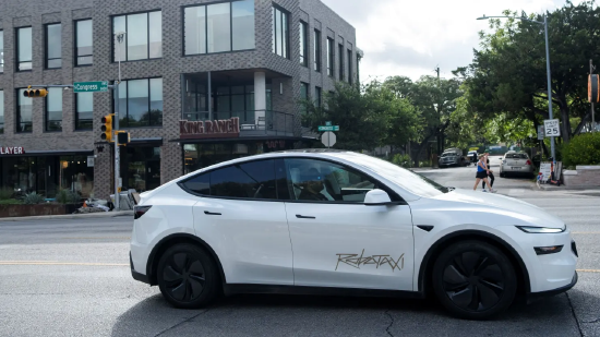 特斯拉Robotaxi在奥斯汀的事故被摄像头捕捉 引发监管机构关注